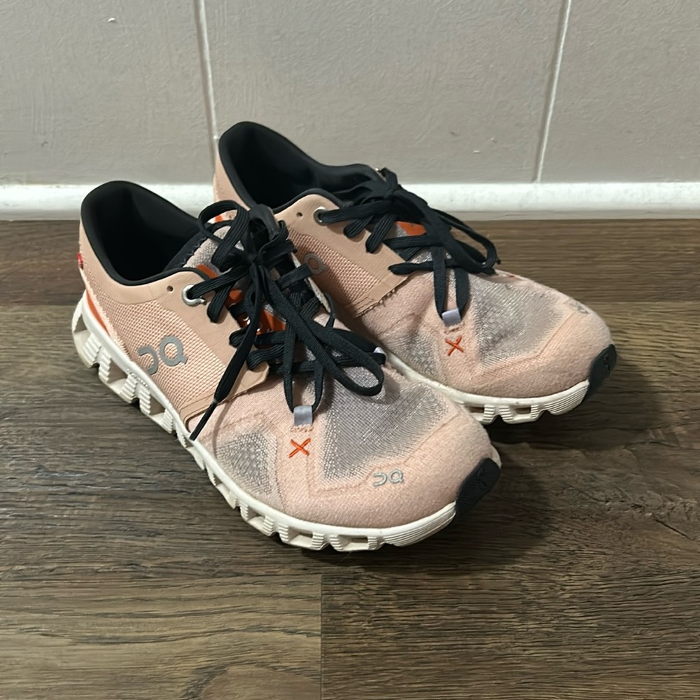 On cloud women’s size 6